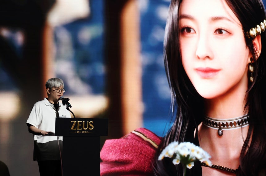 '제우스: 오만의 신' 출시 쇼케이스에서 정성훈 에이버튼 디렉터가 게임에 대해 설명을 하고 있다. 사진제공=컴투스