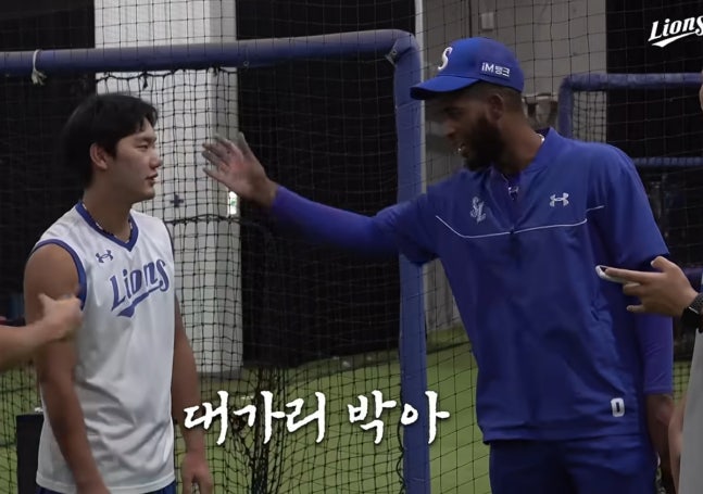 류지혁에게 배운 짓궂은 한국어를 심재훈에게 응용하는 디아즈. 사진제공=라이온즈TV