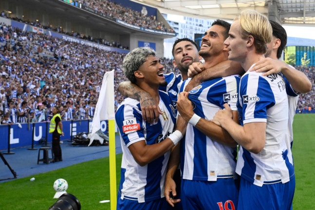 FC Porto's Portuguese forward #19 Andre Silva (C) celebrates scoring the opening goal from the penalty spot during the Portuguese League football match between FC Porto and FC Alverca at Dragao stadium in Porto on August 8, 2026. (Photo by Miguel RIOPA / AFP)
