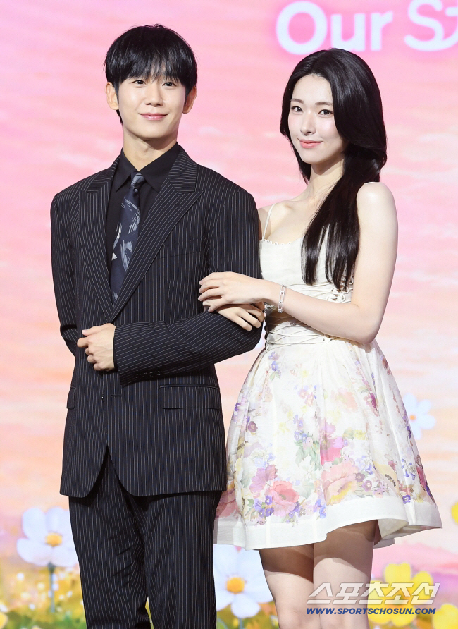 <b>정해인</b>도 '하영 논란' 불똥…광복절 전날 '이엿사' <b>인터뷰</b> 동반 <b>취소</b> 논...