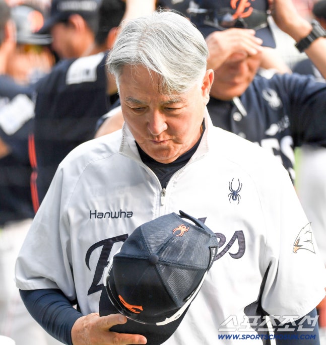 4일 잠실구장에서 열린 LG와 한화의 경기. 한화 김경문 감독이 생각에 잠겨 있다. 잠실=박재만 기자 pjm@sportschosun.com/2026.07.04/