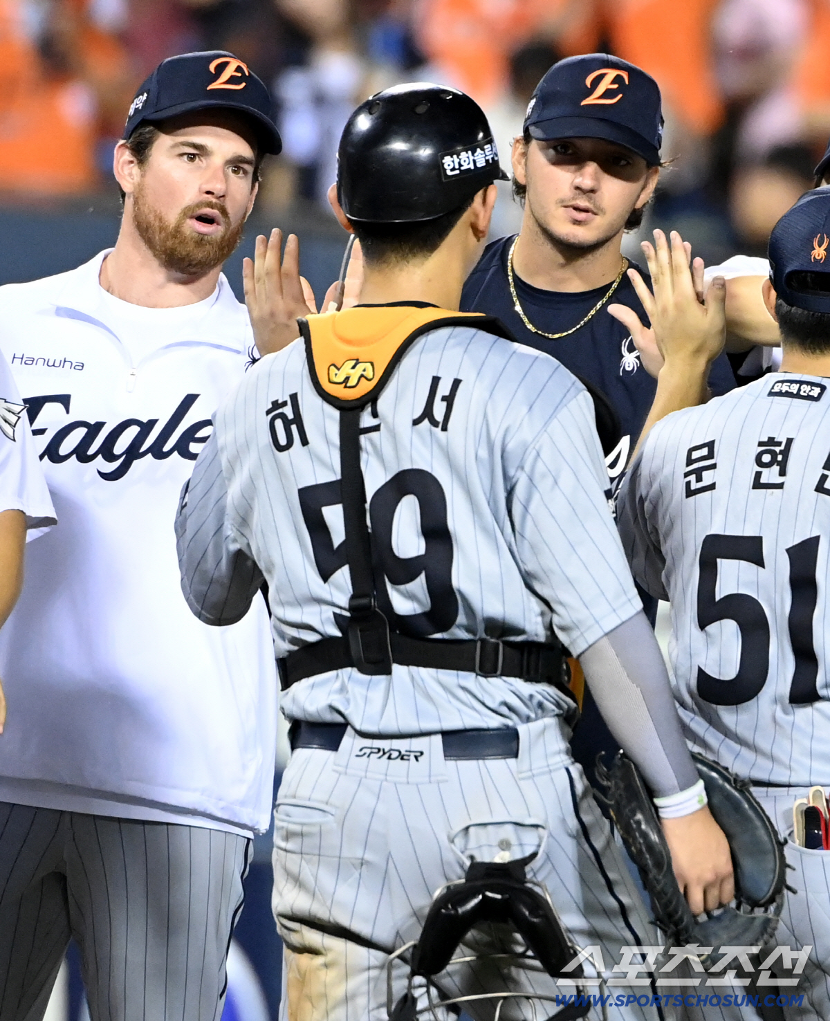 [포토] <b>결승타</b> <b>허인서</b> 맞이하는 화이트와 짐머맨