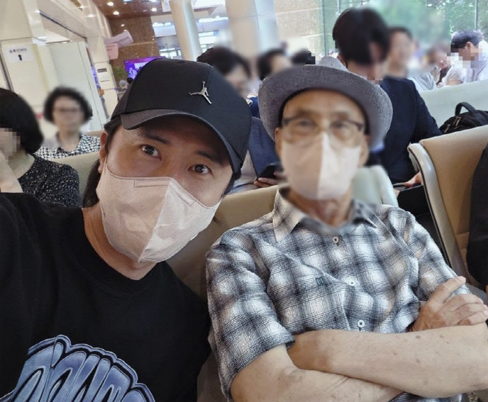 <b>신성</b>, 父 <b>위암 4기</b> 판정 고백…항암치료 버텨내며 전한 뭉클한 근황