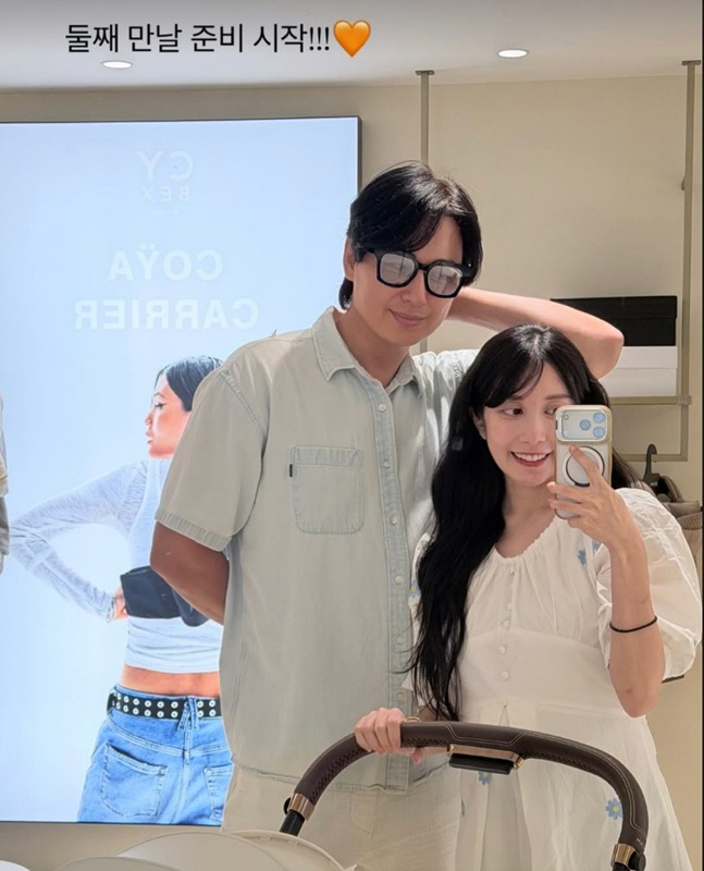 <b>이지훈</b>, 48세에 둘째 딸 아빠 된다...'14세 연하' 아야네와 유아용품 ...