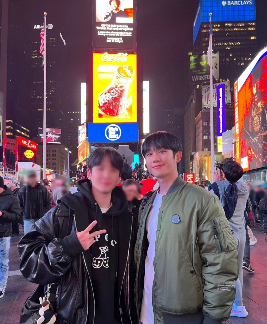 <b>정해인</b>, 화제의 매니저 알고보니 친<b>동생</b>.."엄마가 만들어준 내 따까리"...