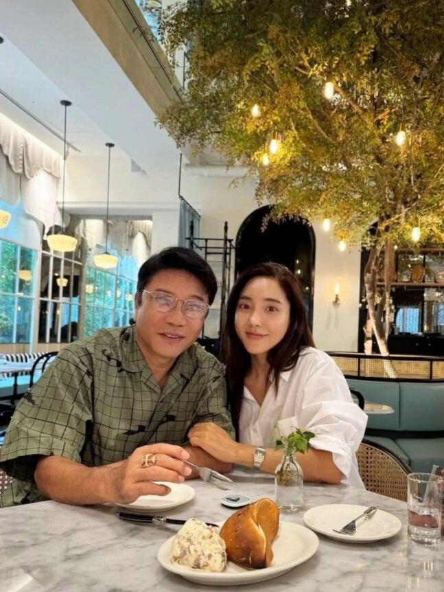 '74세' <b>이수만</b>, 한국 떠난 뒤 깜짝 근황...30년 인연 <b>바다</b>와 전격 <b>재회</b>