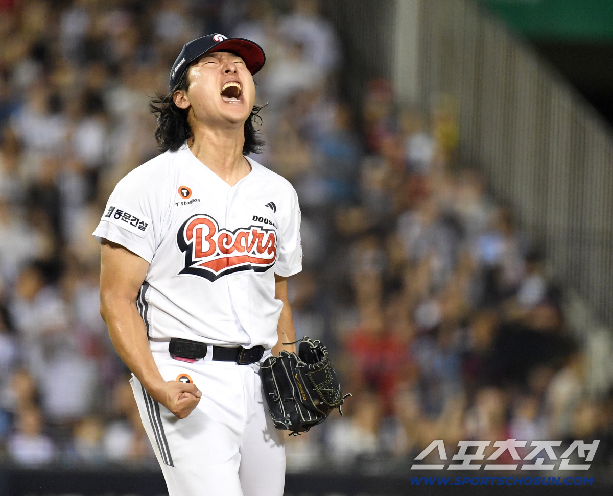 [포토] <b>곽빈</b>, <b>7이닝 무실점</b> 막아내고 포효