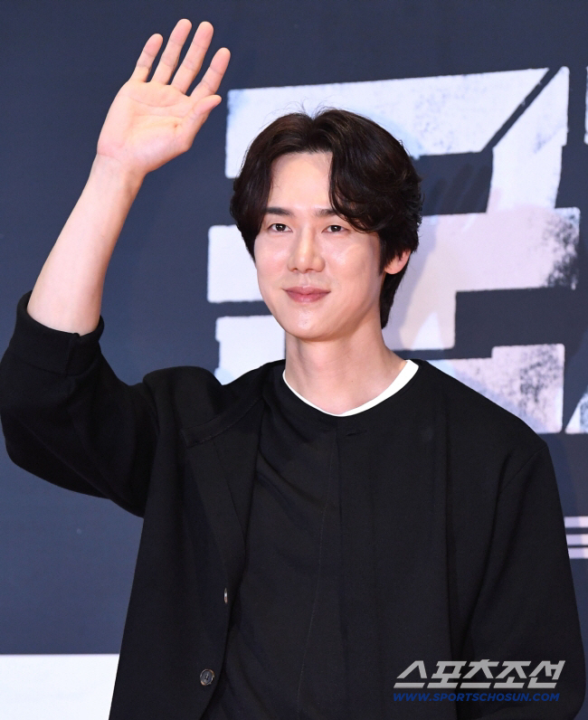 '안연석 교수님' 유연석, 모교 졸업식 영상 축사까지…"배우 과정 자체...