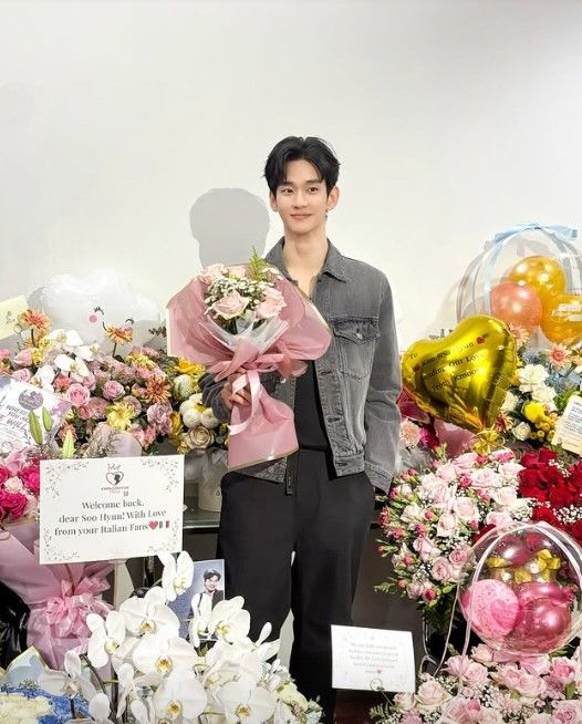 <b>김수현</b>, 야윈 얼굴로 1년 5개월만에 <b>복귀</b>..꽃다발 안고 활짝