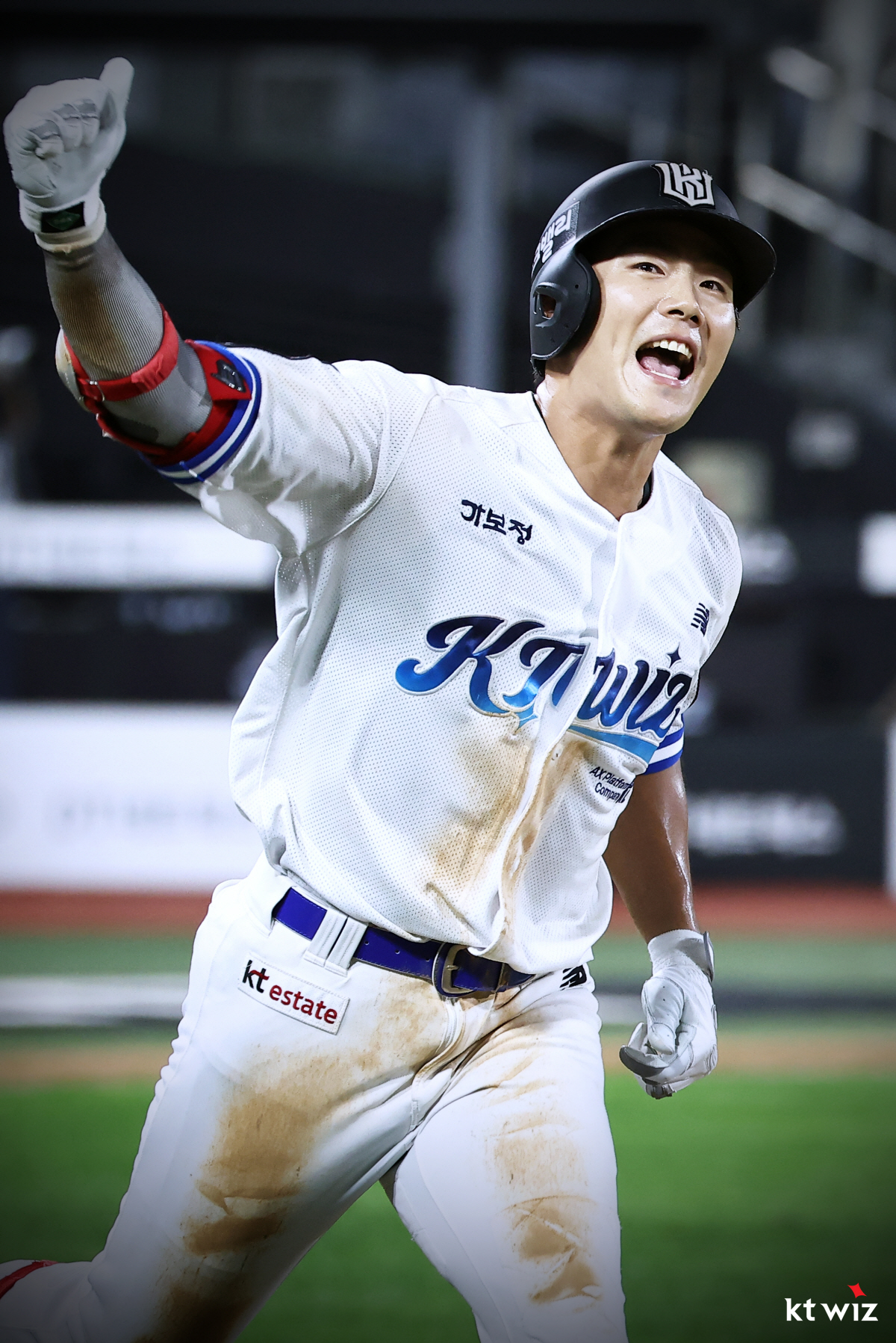 이틀 연속 끝내기로 두산 울렸다! 장진혁 연장11회말 굿바이홈런…'고영...