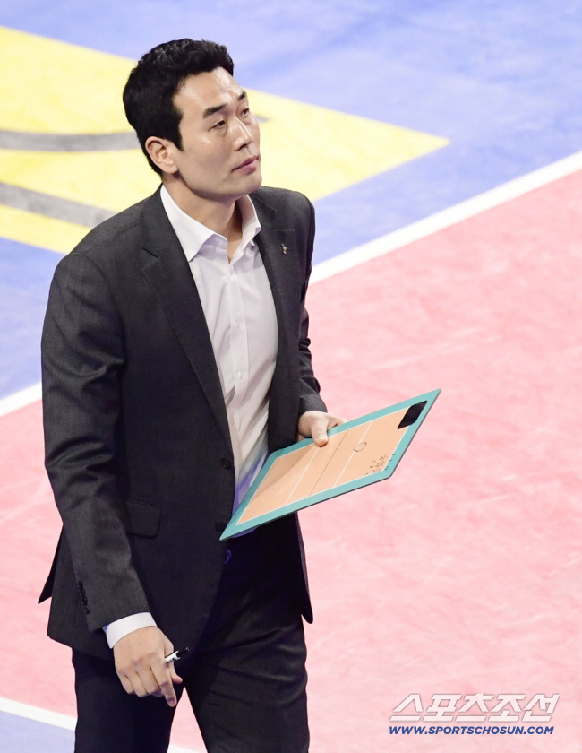 [오피셜] <b>고희진</b> 정관장 감독, <b>자진 사퇴</b> 의사…"후임 지도자 선임에 신...