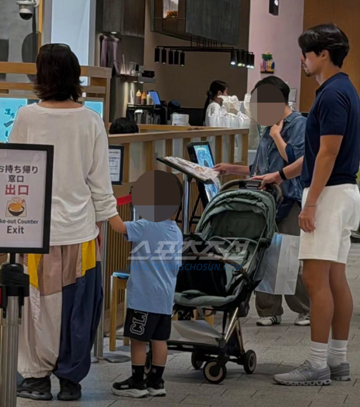 엄마 소매에 손을 쏙..<b>현빈</b><b>손예진</b>, 아들과 日 <b>도쿄</b> 가족 <b>여행</b> 포착