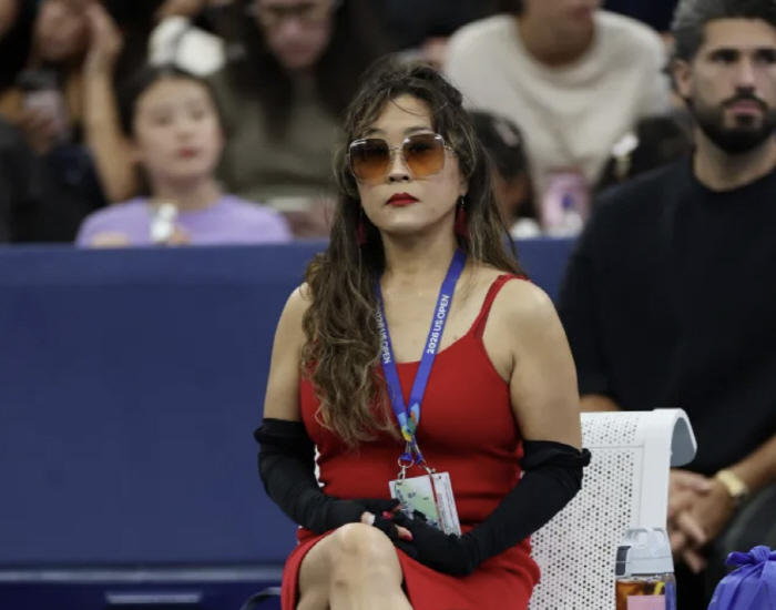 딸보다 엄마가 화제! 日 테니스 여왕 母, 연습 도중 '강렬한 빨간 드레...