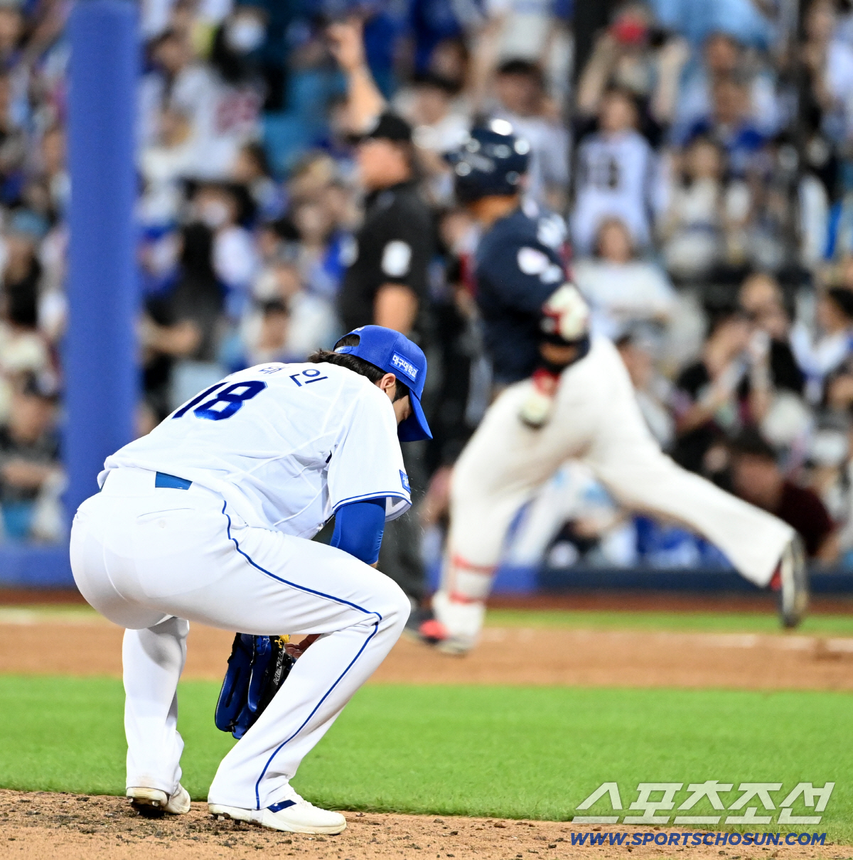 [포토] 주저 앉는 <b>원태인</b>, 한동희에 <b>홈런 허용</b>
