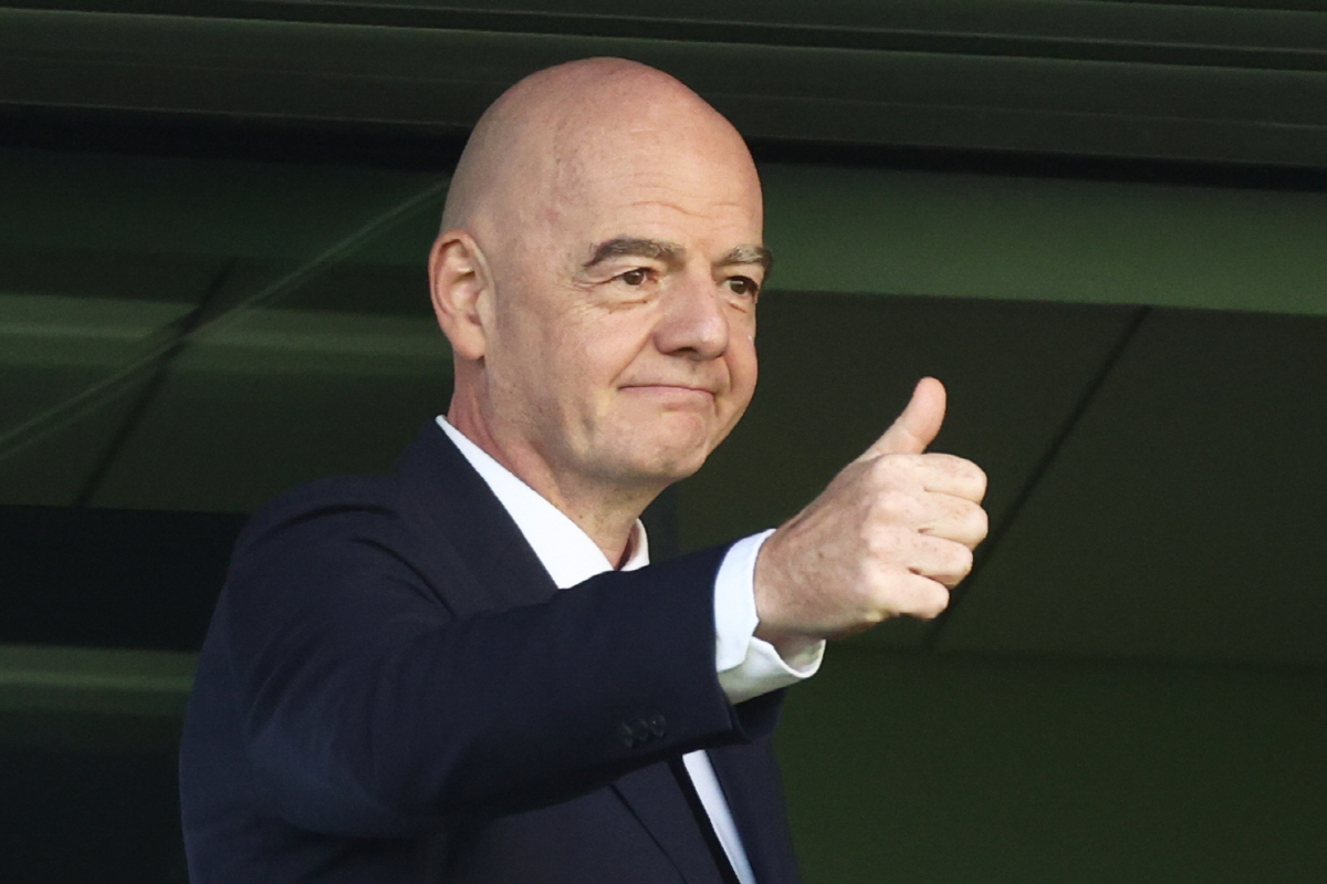 FIFA 인판티노 재선 도전 공식화 "바뀐건 없다. 내년 3월 출마"↔UEFA 유...