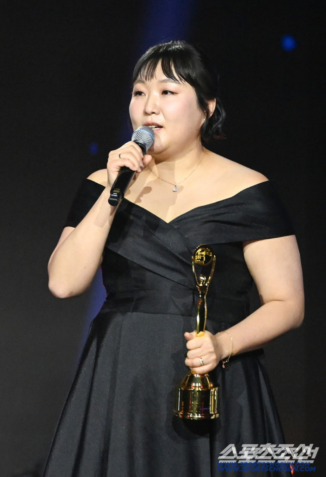 '정치색 논란' <b>이수지</b>, 악플러들에 전면전 선포..."선처 없는 <b>법적 대응</b>...