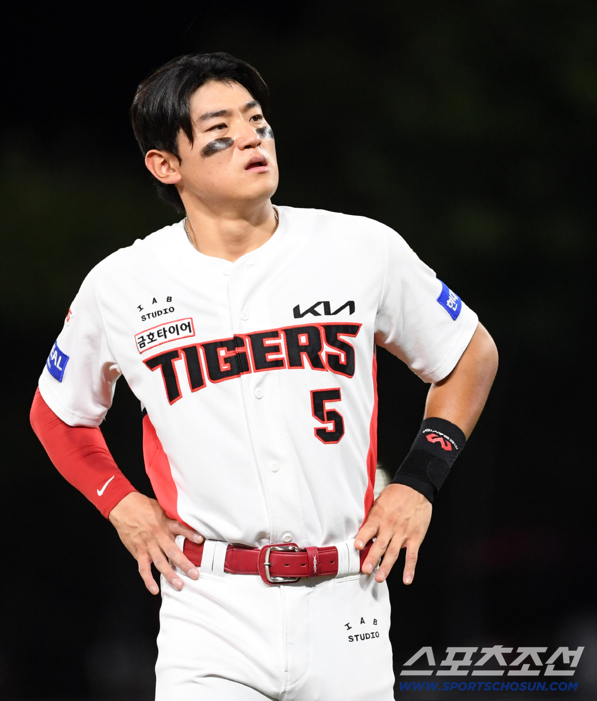 '1300억 걸린 결단' <b>김도영 코뼈 골절</b>, 수술 여부 곧 결정한다…<b>KIA</b>, AG 낙...