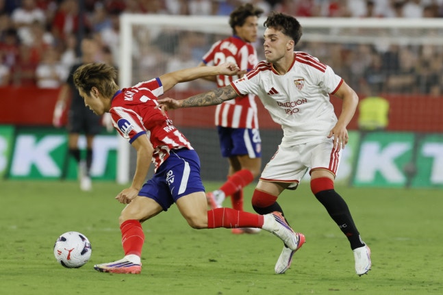 epa13199367 Atletico de Madrid's Kang-In Lee (L) during the Spanish LaLiga EA Sports soccer match between Sevilla FC and Atletico de Madrid at Sanchez-Pizjuan stadium in Sevilla, Spain, 29 August 2026. EPA/Jose Manuel Vidal
