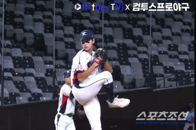 한국 U-18 대표팀 하현승이 아시아청소년야구선수권대회 일본과의 결승전에 선발등판해 역투하고 있다. 컴투스 프로야구 유튜브 중계화면 캡쳐