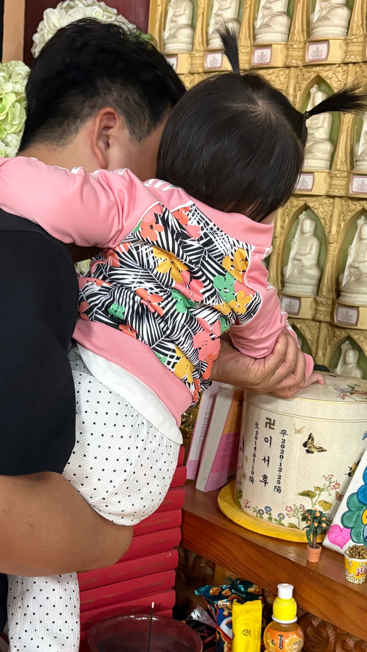 '아들상' <b>성현주</b>, 둘째 딸과 첫째子 납골당 찾아..오빠 쓰다듬는 작은 ...