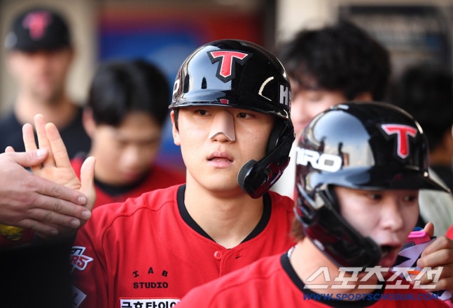 13일 광주 기아챔피언스필드에서 열린 KIA와 한화의 경기. 1회말 2사 2, 3루. 나성범 적시타 때 득점에 성공한 KIA 김도영, 박정우. 광주=송정헌 기자songs@sportschosun.com/2026.09.13/