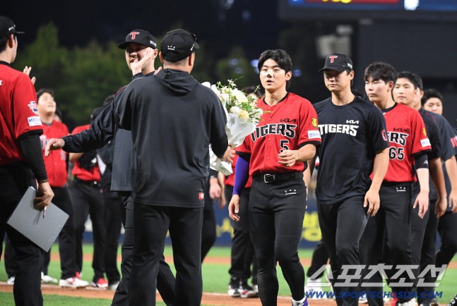 13일 광주 기아챔피언스필드에서 열린 KIA와 한화의 경기. KIA가 한화에 승리했다. 경기 종료 후 40-100-100을 달성한 김도영에게 축하 꽃다발을 건네고 있는 이범호 감독. 광주=송정헌 기자songs@sportschosun.com/2026.09.13/