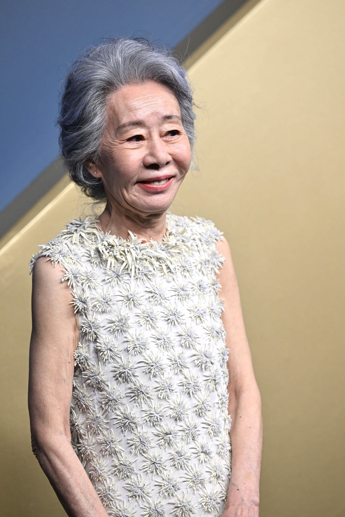 <b>윤여정</b>, <b>에미상</b> 수상 불발에도 빛난 품격…순백 드레스 입고 시상식 참...