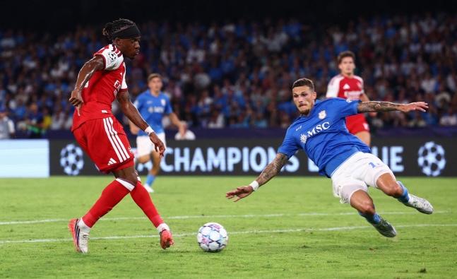 Soccer Football - UEFA Champions League - Napoli v Arsenal - Stadio Diego Armando Maradona, Naples, Italy - September 9, 2026 Napoli's Rafa Marin in action as Arsenal's Noni Madueke shoots at goal REUTERS/Guglielmo Mangiapane