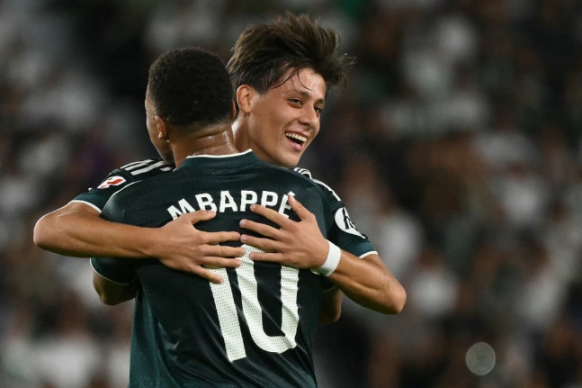 TOPSHOT - Real Madrid's Turkish midfielder #15 Arda Guler celebrates scoring the opening goal with Real Madrid's French forward #10 Kylian Mbappe during the Spanish league football match between Elche CF and Real Madrid CF at Martinez Valero Stadium in Elche on September 15, 2026. (Photo by JOSE JOR