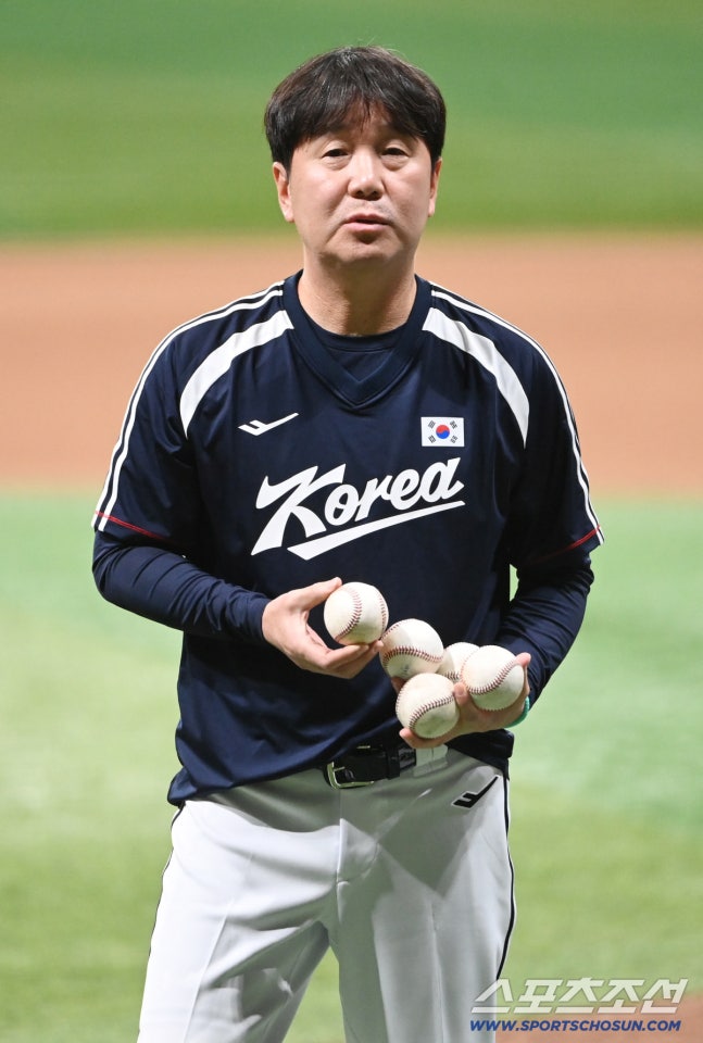15일 고척스카이돔에서 열린 2026 아이치-나고야 아시안게임 야구대표팀의 공식 훈련. 류지현 감독이 박준순의 타격훈련에 함께하고 있다. 고척=허상욱 기자wook@sportschosun.com/2026.09.15/