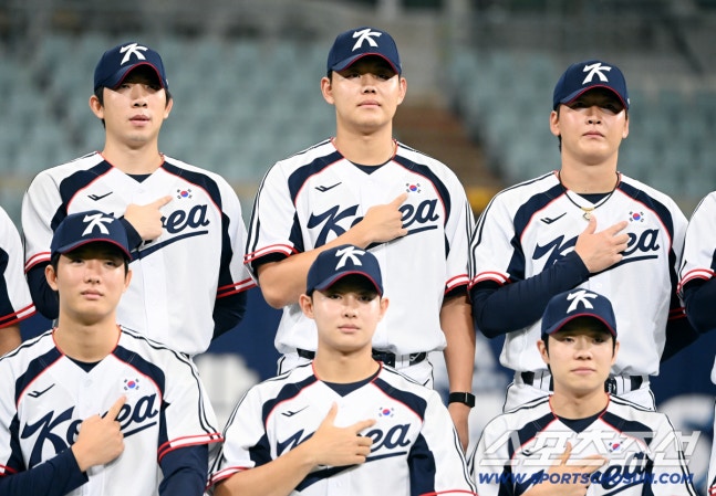 15일 고척스카이돔에서 열린 2026 아이치-나고야 아시안게임 야구대표팀의 공식 훈련. 단체 사진 촬영에 나선 오원석, 소형준, 최준용, 김지찬, 김영우, 최민석이 포즈를 취하고 있다. 고척=허상욱 기자wook@sportschosun.com/2026.09.15/