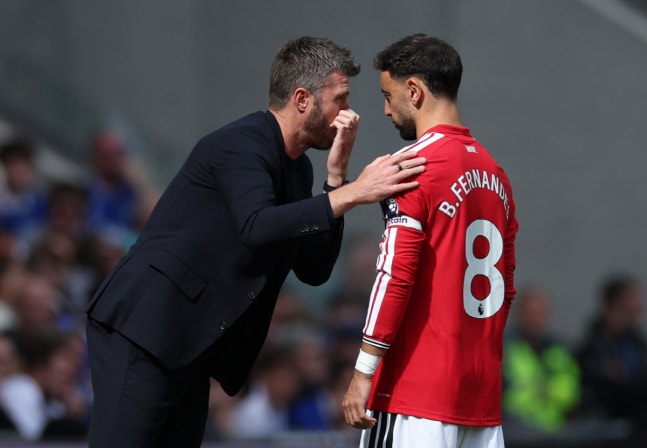 epa13217810 Manchester United manager Michael Carrick (L) speaks with Bruno Fernandes of Manchester United (R) during the English Premier League match Everton FC against Manchester United, in Liverpool, Britain, 06 September 2026. EPA/ADAM VAUGHAN EDITORIAL USE ONLY. No use with unauthorized audio,