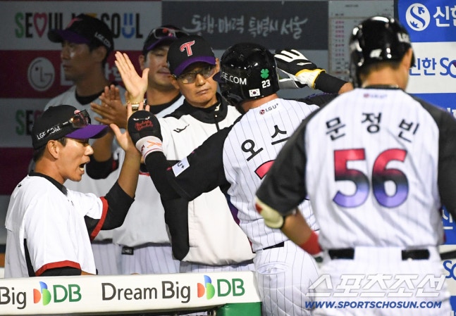 4일 잠실구장에서 열린 LG와 삼성의 경기. LG 염경엽 감독이 득점한 오스틴을 반기고 있다. 잠실=박재만 기자 pjm@sportschosun.com/2026.09.04/