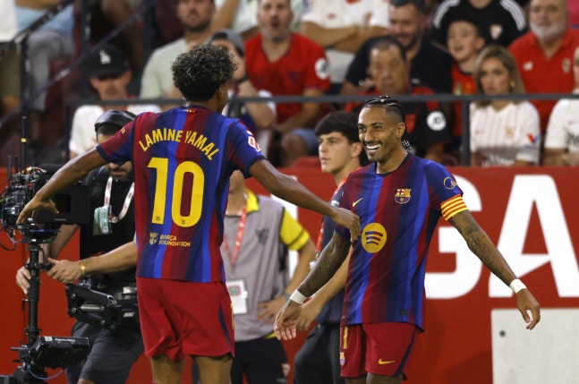 Soccer Football - LaLiga - Sevilla v FC Barcelona - Estadio Ramon Sanchez Pizjuan, Seville, Spain - September 19, 2026 FC Barcelona's Raphinha celebrates scoring their third goal with Lamine Yamal, completing his hat-trick REUTERS/Marcelo Del Pozo