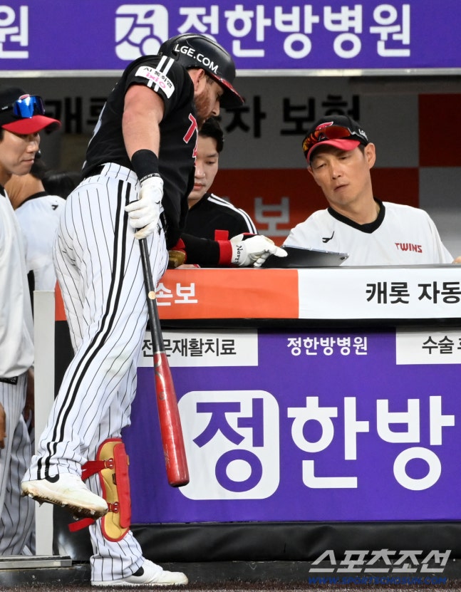 26일 대전 한화생명볼파크에서 열린 LG와 한화의 경기. 5회초 2사 1,2루 오스틴이 포수 파울플라이로 아웃 된 후 ABS를 확인하고 있다. 대전=허상욱 기자wook@sportschosun.com/2026.07.26/