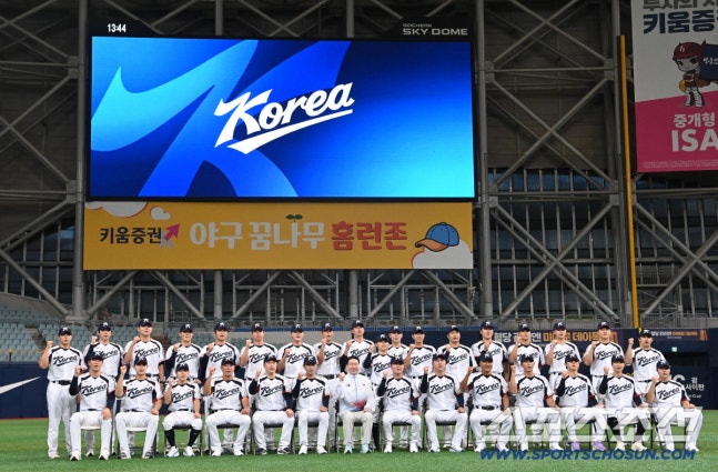 15일 고척스카이돔에서 열린 2026 아이치-나고야 아시안게임 야구대표팀의 공식 훈련. 단체 사진 촬영에 나선 선수단이 파이팅을 외치고 있다. 고척=허상욱 기자wook@sportschosun.com/2026.09.15/