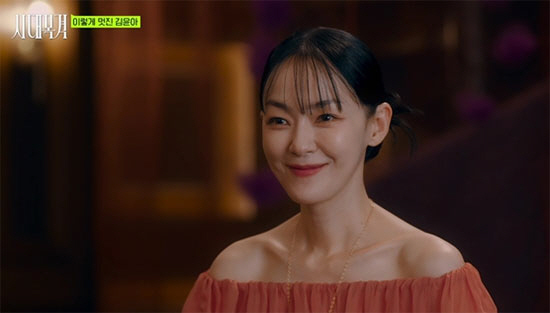 <b>김윤아</b>, 29년 만에 털어놓은 '<b>폭력</b> <b>가정</b>사'…"父 향한 증오 음악이 됐다...