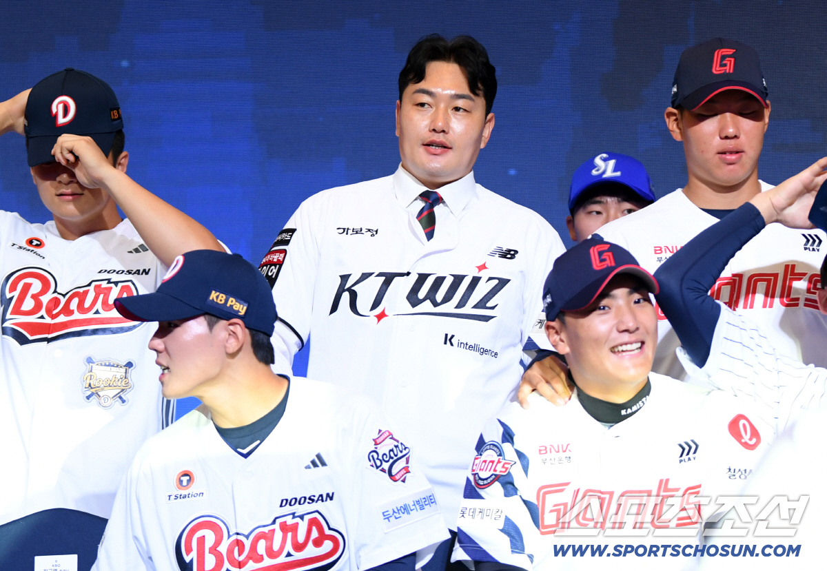[포토] <b>KT 지명</b>된 <b>최지만</b>, 새 도전