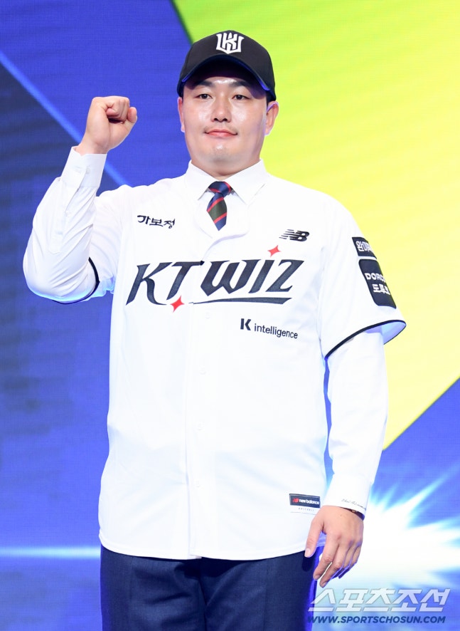 2027 KBO 신인 드래프트가 21일 서울 송파구 롯데호텔 월드 크리스탈볼룸에서 열렸다. 최지만이 기념촬영을 하고 있다. 잠실=박재만 기자 pjm@sportschosun.com/2026.09.21/
