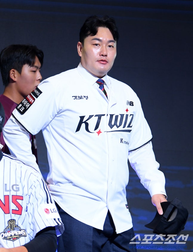 2027 KBO 신인 드래프트가 21일 서울 송파구 롯데호텔 월드 크리스탈볼룸에서 열렸다. KT에 지명된 최지만이 기념촬영을 하고 있다. 잠실=박재만 기자 pjm@sportschosun.com/2026.09.21/