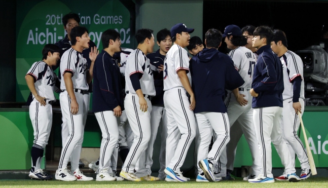 시작이 좋은 곽빈 (오카자키[일본]=연합뉴스) 이동해 기자 = 21일 일본 아이치현 오카자키 중앙종합공원야구장에서 열린 2026 아이치·나고야 아시안게임 야구 B조 조별리그 1차전 대한민국과 대만의 경기. 1회초 무실점으로 이닝을 막은 대한민국 선발투수 곽빈이 더그아웃으로 향하고 있다. 2026.9.21 eastsea@yna.co.kr(끝)