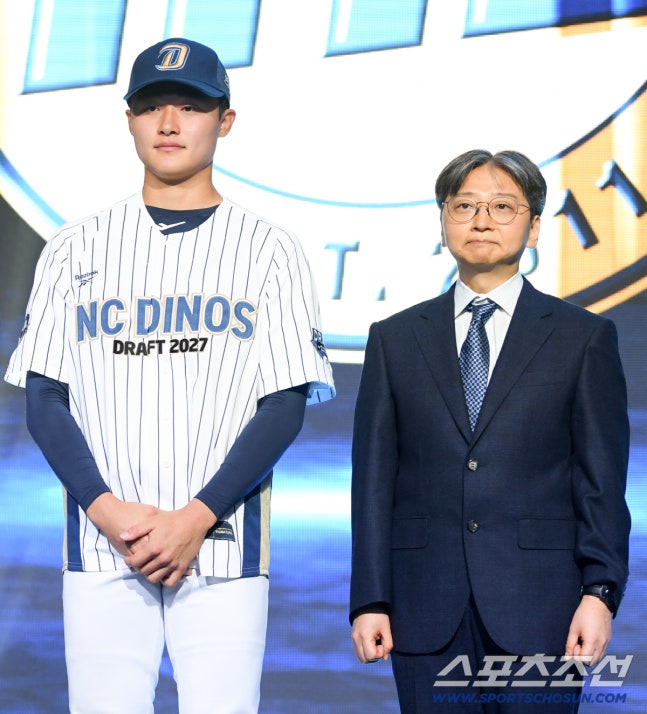 2027 KBO 신인 드래프트가 21일 서울 송파구 롯데호텔 월드 크리스탈볼룸에서 열렸다. NC에 1라운드 지명된 경남고 박보승이 임선남 단장과 기념촬영을 하고 있다. 잠실=박재만 기자 pjm@sportschosun.com/2026.09.21/