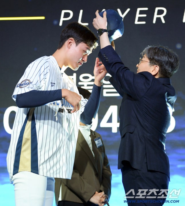 2027 KBO 신인 드래프트가 21일 서울 송파구 롯데호텔 월드 크리스탈볼룸에서 열렸다. NC에 1라운드 지명된 경남고 박보승이 유니폼을 입고 있다. 잠실=박재만 기자 pjm@sportschosun.com/2026.09.21/