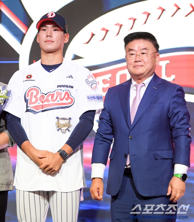 2027 KBO 신인 드래프트가 21일 서울 송파구 롯데호텔 월드 크리스탈볼룸에서 열렸다. 두산에 1라운드 지명된 서울고 김지우가 김태룡 단장과 기념촬영을 하고 있다. 잠실=박재만 기자 pjm@sportschosun.com/2026.09.21/