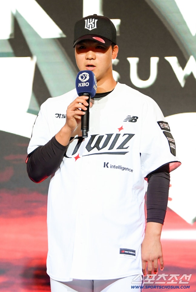 2027 KBO 신인 드래프트가 21일 서울 송파구 롯데호텔 월드 크리스탈볼룸에서 열렸다. KT에 1라운드 지명된 유신고 이승원이 소감을 말하고 있다. 잠실=박재만 기자 pjm@sportschosun.com/2026.09.21/