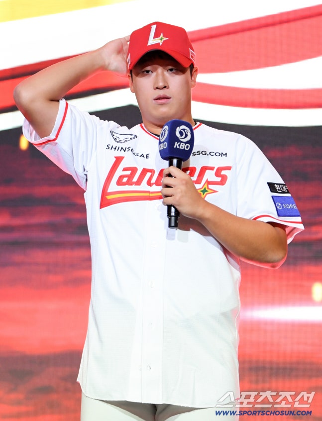 2027 KBO 신인 드래프트가 21일 서울 송파구 롯데호텔 월드 크리스탈볼룸에서 열렸다. SSG에 1라운드 지명된 마산고 이윤성이 소감을 말하고 있다. 잠실=박재만 기자 pjm@sportschosun.com/2026.09.21/