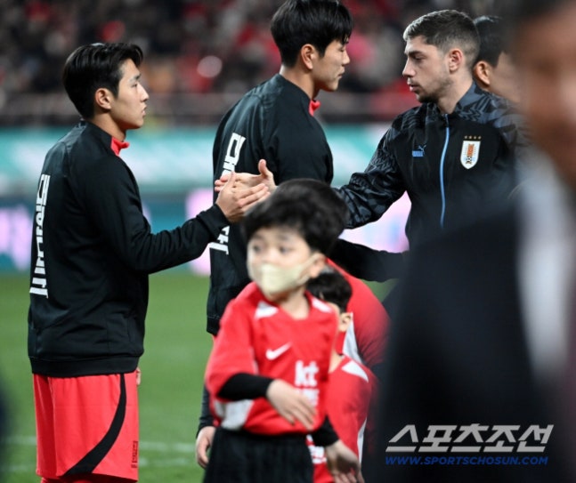 클린스만 감독이 이끄는 축구국가대표팀과 우루과이의 평가전이 28일 서울월드컵경기장에서 열렸다. 이강인과 발베르데가 악수를 나누고 있다. 상암=허상욱 기자wook@sportschosun.com/2023.03.28/