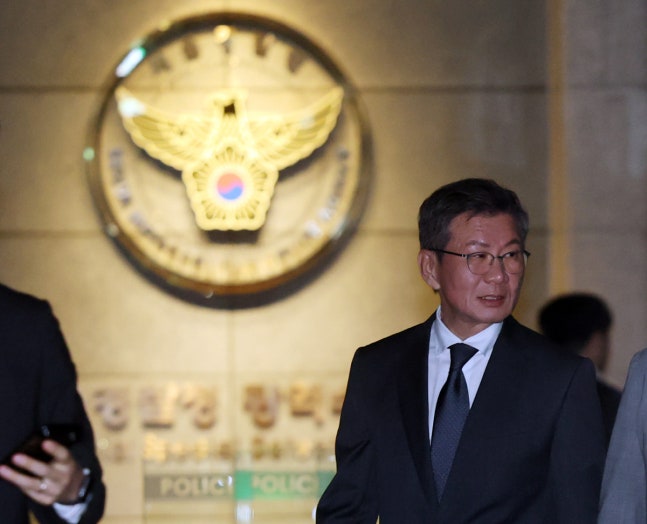 경찰 조사받은 정몽규 전 대한축구협회 회장 (서울=연합뉴스) 박동주 기자 = 홍명보 전 축구대표팀 감독 선임 과정에 부당하게 개입했다는 의혹을 받는 정몽규 전 대한축구협회 회장이 2일 경찰 조사를 마친 뒤 서울경찰청 광역수사단 금융범죄수사대를 나서고 있다. 2026.9.2