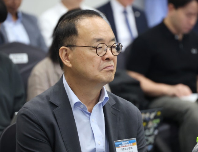 대한체육회 임시대의원총회 참석한 이용수 대한축구협회 부회장 (서울=연합뉴스) 최재구 기자 = 이용수 대한축구협회 부회장이 16일 서울 송파구 올림픽파크텔에서 열린 2026 대한체육회 임시대의원총회에 참석해 있다. 2026.7.16