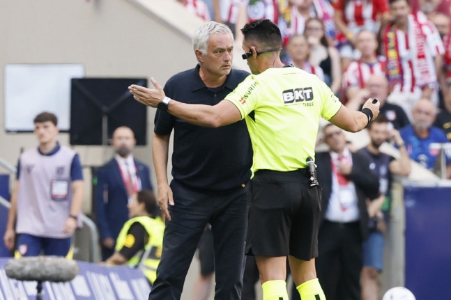 epa13252369 Real Madrid's head coach Jose Mourinho (L) argues with referee Miguel Angel Ortiz Arias during the Spanish LaLiga soccer match Atletico Madrid against Real Madrid, in Madrid, Spain, 20 September 2026. EPA/Ballesteros